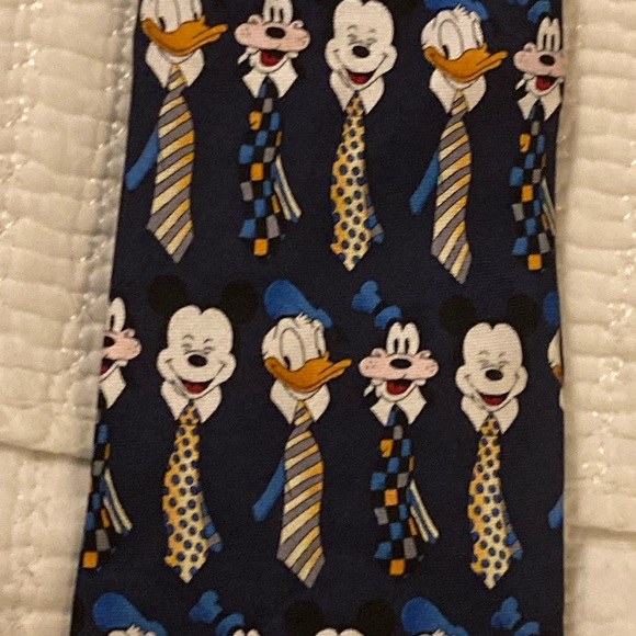 Men’s Mickey Mouse and Friends silk tie, like new from Disney World - Picture 5 of 5